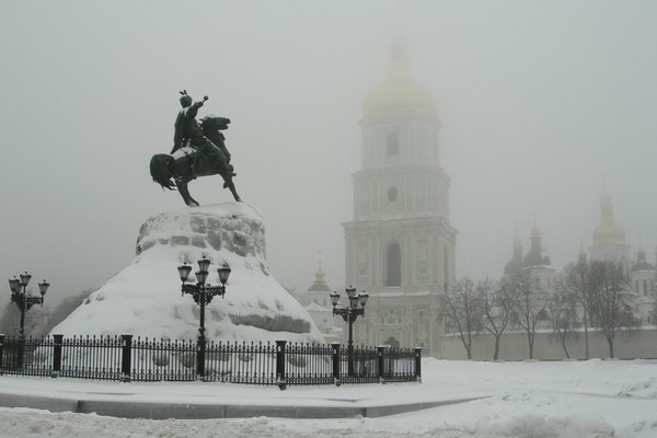 Киев зимой. Памятник Хмельницкому и София Киевская