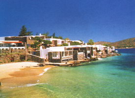 На березі бухти Мірабелло - славнозвісний готель "Elounda Beach" ***** de luxe
