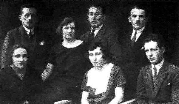 Антін Максимович (стоїть зліва) з ініціативною групою товариства Ропник