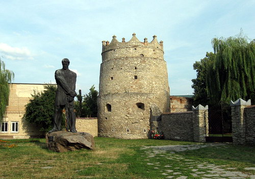Летичівський замок і пам'ятник Устиму Кармалюку