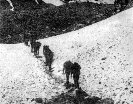 Снежные заносы часто преграждают путь туристам в горах