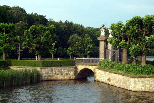 Французский парк вокруг замка