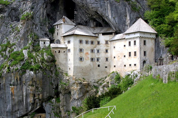 Предъямский замок (замок в пещере)