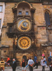 Годинникова башта Старомєстської ратуші - чеський туристичний хіт №1. Щогодини тут лунає передзвін астрономічного годинника. Поруч - так звана сфера, де особливий диск обертається між ляльок, показуючи фази Сонця і Місяця, а також середньоєвропейський та старобогемський (від ранку до вечора) час. Є тут і календар, розмальований найвідомішим чеським художником ХІХ століття Йозефом Манесом