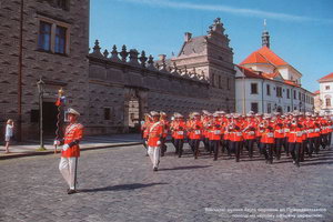 Військові музики йдуть парадом до Президентського палацу на чергову офіційну церемонію