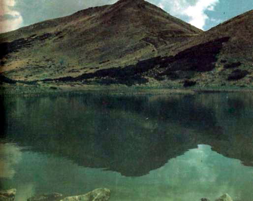 Озеро Несамовите у високогір'ї Карпатського національного парку