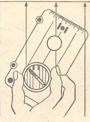 вращая кольцо градуированной шкалы компаса, устанавливают нанесенные на коробочке риски параллельно линиям магнитного меридиана