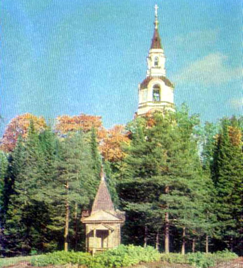 Колокольня Спасопреображенского монастыря (1892-1896 гг.) и деревянная Покровская часовня (начало XIX в.)