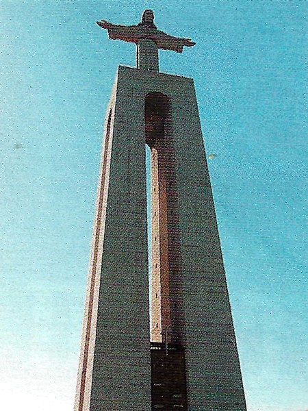 Статуя Христа достигает в высоту 35 м.