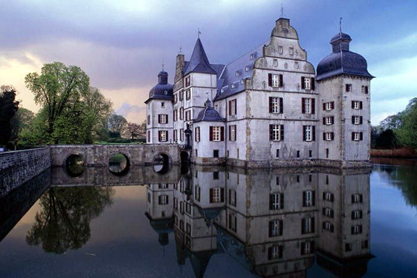 Замок на воде (Дом Дельвига)